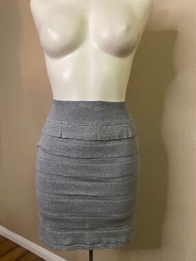 bebe vintage silk cotton Gray Ribbed ruffle tier sweater Skirt M 🖤🖤